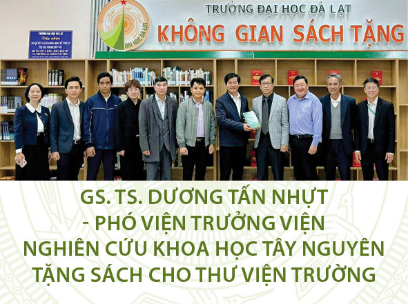 GS. TS. Dương Tấn Nhựt – Phó Viện trưởng Viện Nghiên cứu Khoa học Tây Nguyên tặng sách cho Thư viện Trường